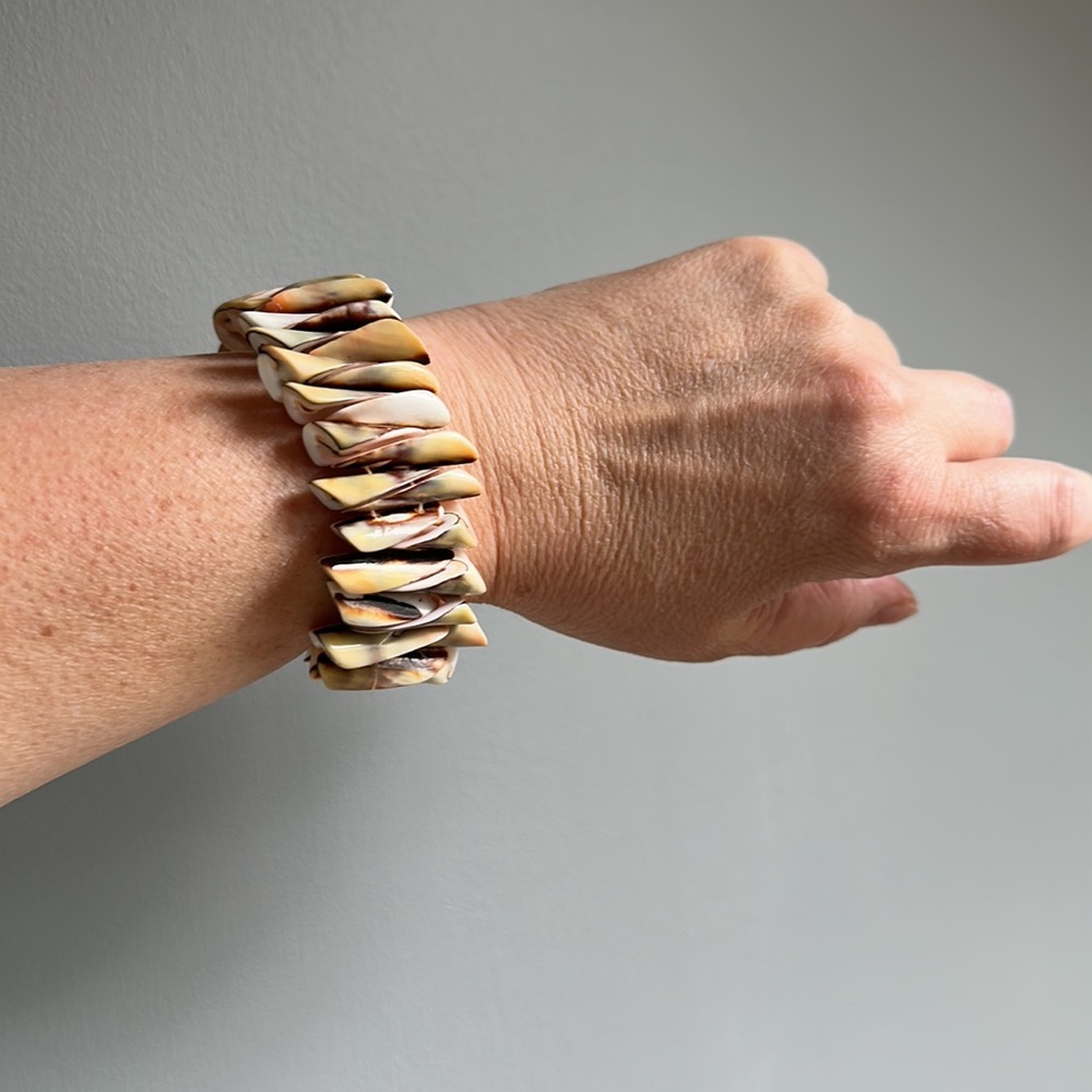 Dramatic Earthy Shell Stretch Bracelet - Picture 3 of 8